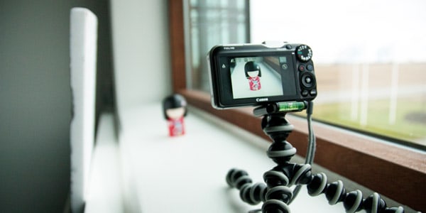 Kamera mit Stativ für Produktfoto