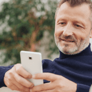 Mann mit Handy beim Onlineshoppen mit Retargeting
