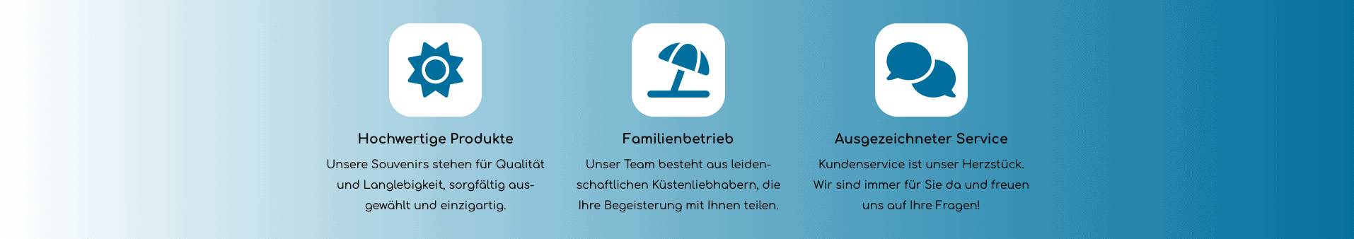 Beispiel für die Verwendung des Inhaltselements "Symbol und Text. 3 Symbole in einer Reihe: Eine Sonne mit einem Text über Maritime Souvenirs, ein Sonnenschirm mit einem Text über einen Familienbetrieb aus Küstenliebhabern sowie ein Bild von 2 Sprechblasen und ein Text über Kundenservice als Herzstück des Unternehmens.